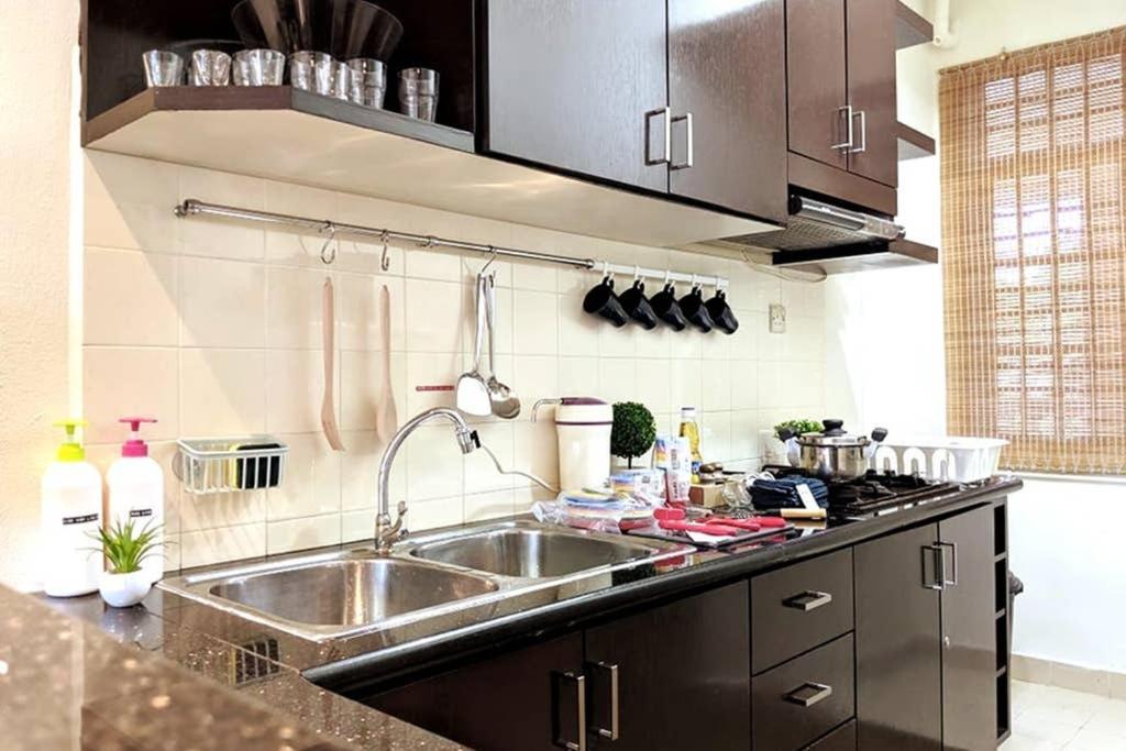 Ees Whale House - Homestay 3 Min Walk To Beach باتو فيرينغي المظهر الخارجي الصورة