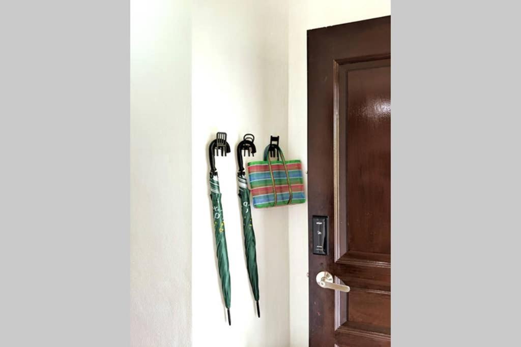 Ees Whale House - Homestay 3 Min Walk To Beach باتو فيرينغي المظهر الخارجي الصورة