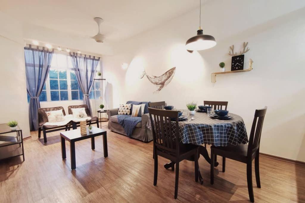 Ees Whale House - Homestay 3 Min Walk To Beach باتو فيرينغي المظهر الخارجي الصورة